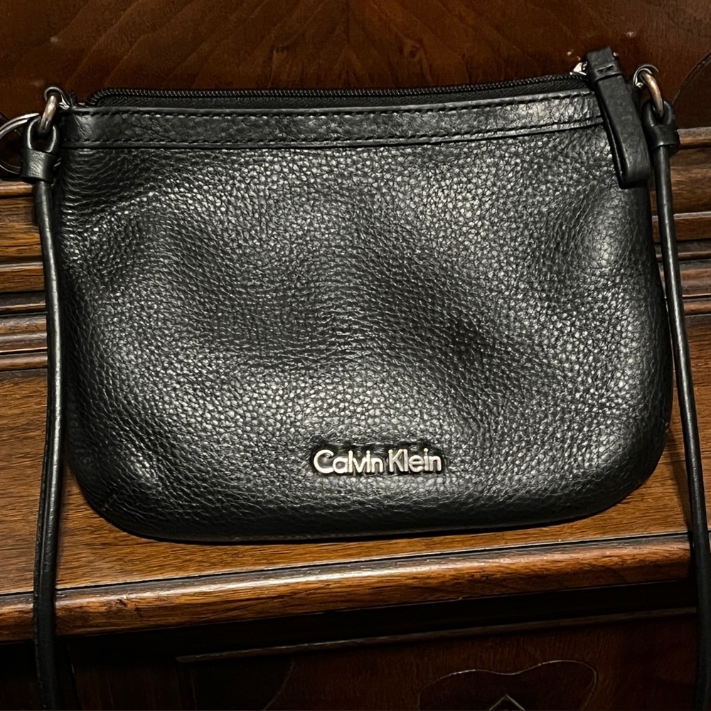 Calvin Klein Black Leather Crossbody Bag CA 57171  Zippered Minimalist 6.5" x 8"